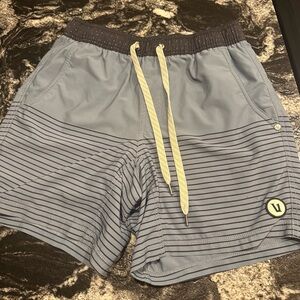 Lot of 2 Vuori Kore shorts 5” inseam lined men’s XS